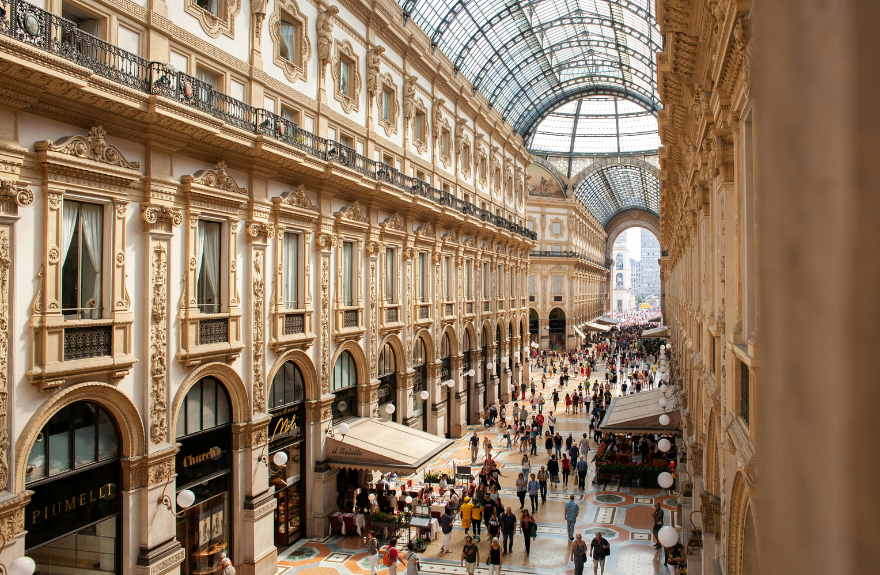 Galerie marchande où des personnes marchent à côté de boutiques de luxe