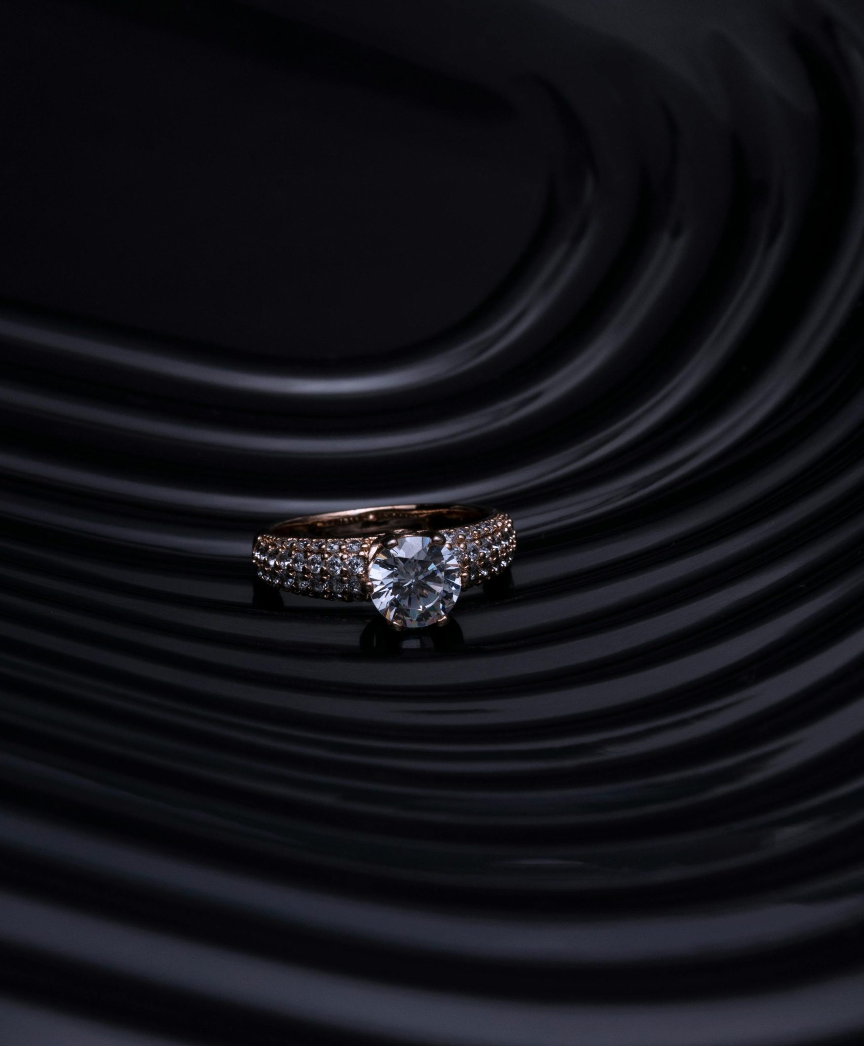 bague diamant sur un fond noir