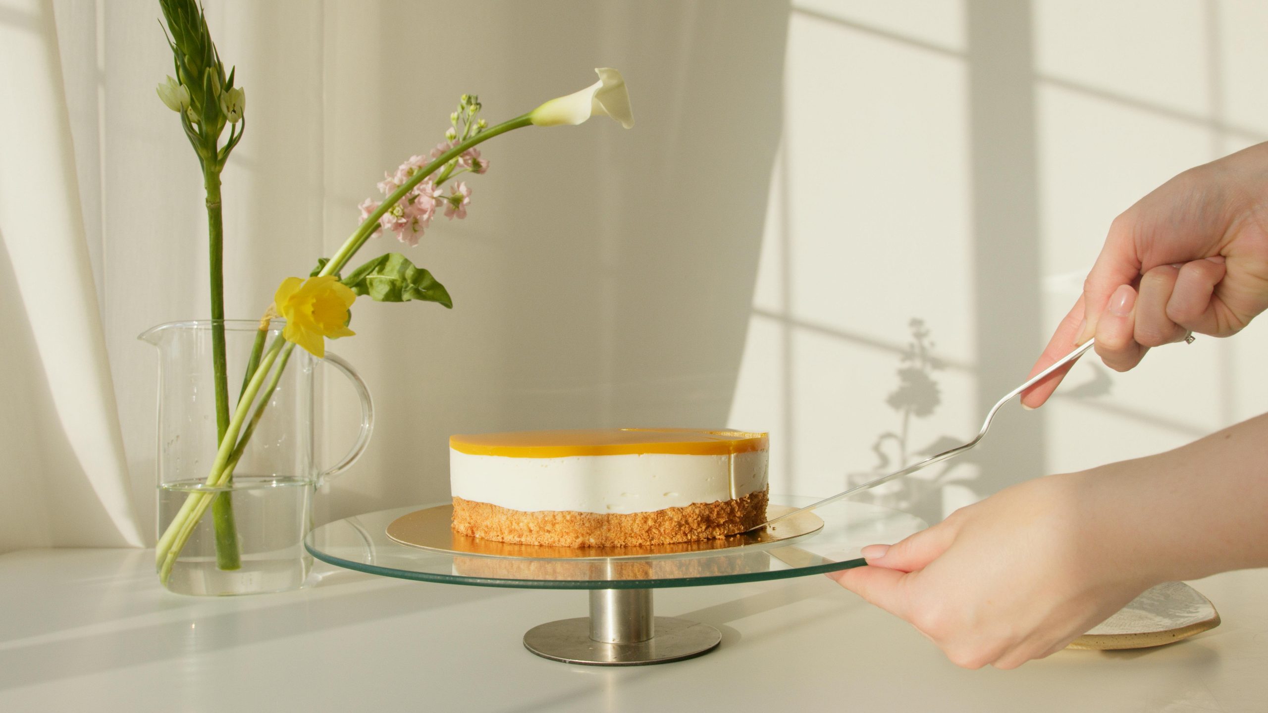 Gateau sur une assiette en verre