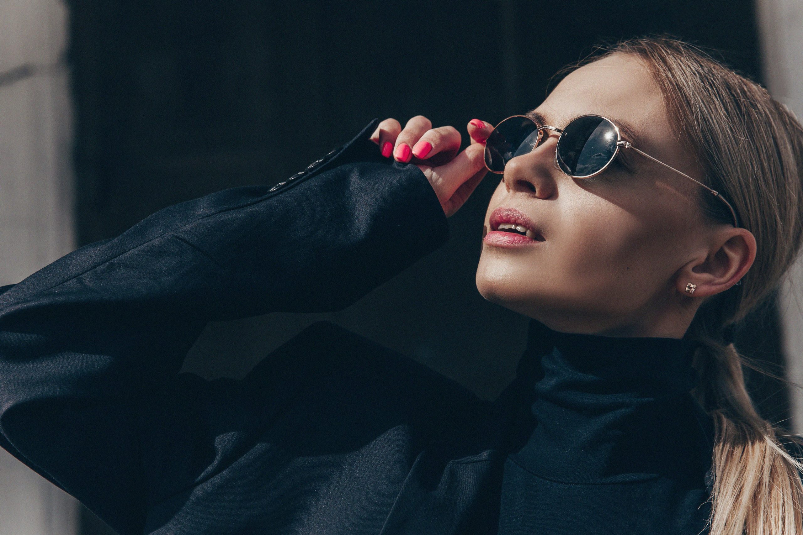 Photo en gros plan d'une femme portant des lunettes de soleil